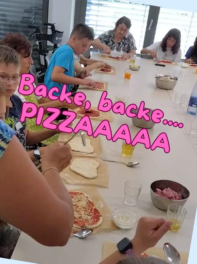 Das Bild zeigt Bewohner und Kinder beim Backen von Pizza