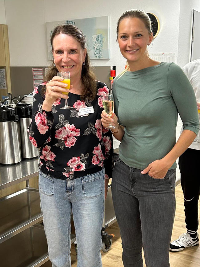 Das Bild zeigt die Mitarbeiter bei der Feier