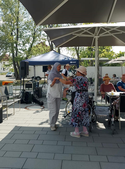 Das Bild zeigt ein buntes Sommerfest