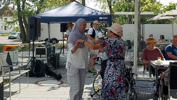 Das Bild zeigt ein buntes Sommerfest