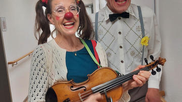 Das Bild zeigt der Besuch der Clowns