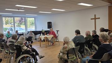 Das Bild zeigt die Gäste bei einer Veranstaltung